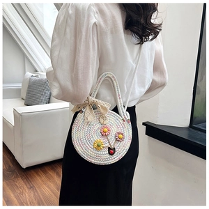 Sac bandoulière en paille tissé main avec broderie florale et nœud en dentelle blanche