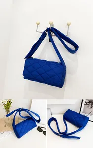 Détail du sac bandoulière en nylon matelassé bleu avec surpiqûres en losanges