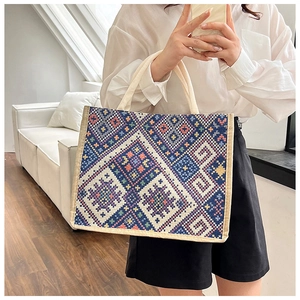 Dettaglio della borsa tote in tela con motivi geometrici ricamati in stile etnico