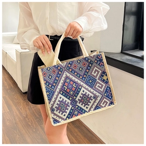 Dettaglio di una grande borsa tote intrecciata retrò con motivi geometrici e spazio interno