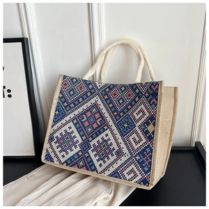 Dettaglio della trama geometrica etnica sulla borsa tote in tela con manici in corda di cotone