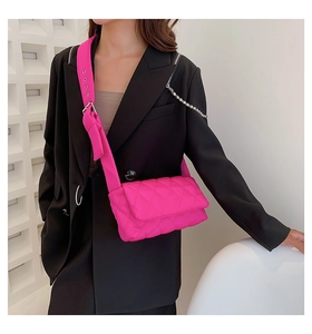 Détail du sac bandoulière en nylon matelassé rose fluo avec large sangle et boucle argent