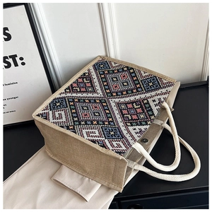 Dettaglio della borsa tote etnica con motivi geometrici intrecciati e manici in corda