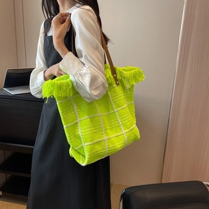 Sac cabas en maille vert néon avec motifs à carreaux blancs et anses en cuir pour le quotidien
