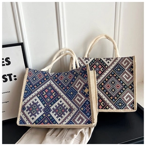 Dettaglio di borse tote intrecciate bohémien con motivi geometrici e manici resistenti