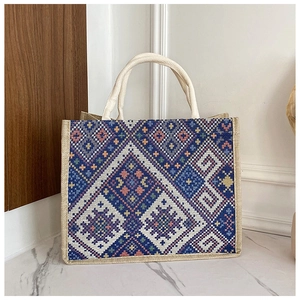 Dettaglio di borsa tote etnica in tela con motivi geometrici e manici in corda stile boho