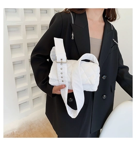 Détail de la besace matelassée en nylon blanc avec bandoulière large et œillets