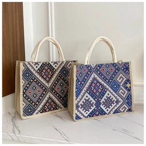 Vista dettagliata della borsa tote etnica intrecciata con trama e manico in corda