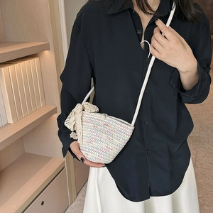 Sac seau tissé coloré avec boucle en perle et détail de nœud en dentelle blanche