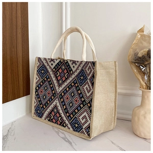 Dettaglio della trama geometrica etnica sulla borsa tote in tela con manici