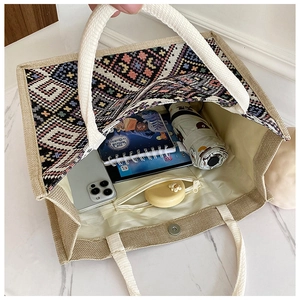 Vista interna della borsa tote capiente con trama geometrica e dettagli in iuta naturale