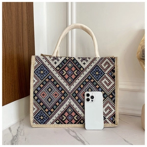 Dettaglio della borsa tote in tela etnica con motivi geometrici e manici in corda