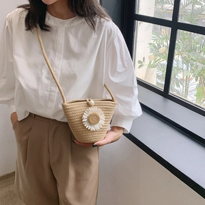 Mini sac seau en paille avec fleur marguerite et bouton perle pour femme