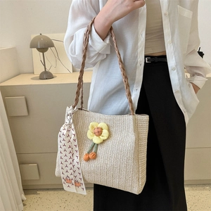 Grand sac cabas en paille tressée beige avec fleur jaune et foulard en soie à motifs chic