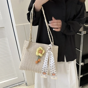 Sac fourre-tout en paille tissée beige avec breloque fleur et foulard en soie d'été