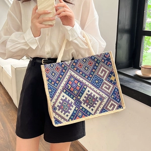 Grande borsa tote con motivo geometrico etnico e trama in iuta per uso quotidiano