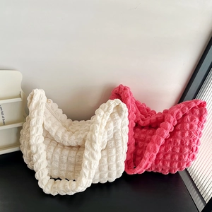 Chic pleated bubble tote bag in off-white and rose red with textured shoulder straps