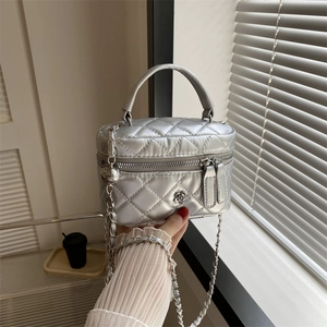 Sac à Bandoulière de Mode pour Femmes Losange Matelassé Mini Vanity Sac en Cuir PU Avec Bandoulière Chaîne Décoration Fleur Camélia
