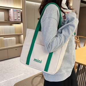 Bolso tote grande de lona blanco roto con correas verdes y letras mini para mujer