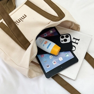 Bolso tote de lona blanco marfil con asas verde oliva y gran capacidad interior