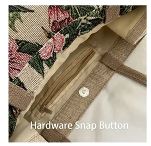 Detalle de bolso tote vintage con cierre magnético y un bolsillo interior con cremallera