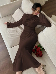 Robe Maxi Froncée Minimaliste pour Femme Marron Ajustée Col Montant Manche Évasée Élégante Sexy Longue Robe Moulante