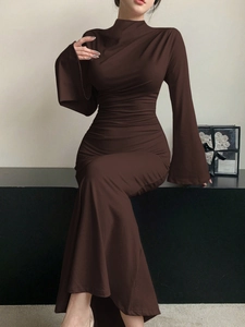 Robe longue marron foncé moulante à manches évasées et col montant pour femmes