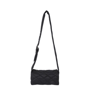 Sac bandoulière matelassé en nylon noir avec boucle argentée réglable pour usage quotidien