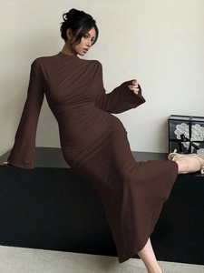 Robe longue marron à manches longues avec texture plissée et col montant chic