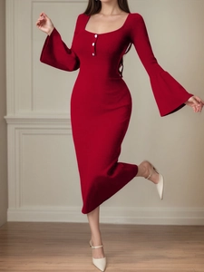 Rotes Strickkleid mit eckigem Ausschnitt, Trompetenärmeln und eleganten Perlenknöpfen