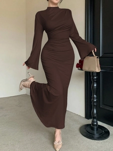 Robe maxi froncée marron foncé à manches longues avec col montant et poignets évasés