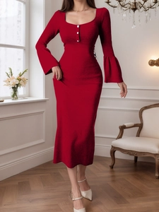 Eng anliegendes rotes Strickkleid mit Karree-Ausschnitt, Metallknöpfen und Glockenärmeln