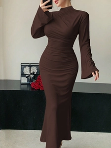 Robe longue moulante marron foncé avec fronces, manches évasées et col montant