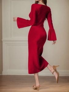Figurbetontes burgunderrotes Samtkleid mit eckigem Ausschnitt und Glockenärmeln