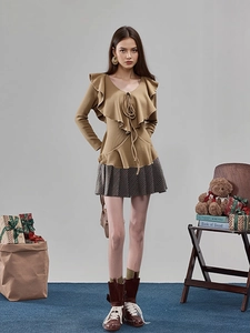 Chemisier femme à volants col en V camel avec une mini-jupe plissée à carreaux chic