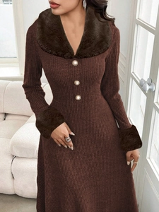 Elegantes braunes Strick-Maxikleid mit Pelzkragen und Perlenknöpfen für den Winter