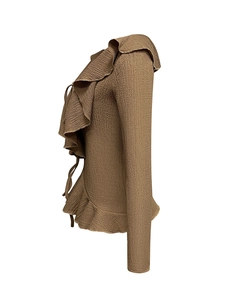 Détail de la blouse en maille marron avec volants superposés et texture côtelée fine