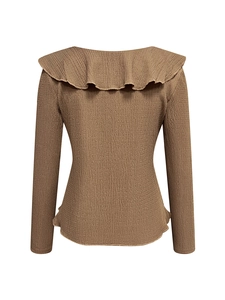 Détail du col volanté et de la texture plissée verticale sur chemise brune