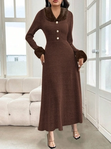 Elegantes braunes Strickkleid mit Pelzkragen, Perlenknöpfen und ausgestelltem Saum