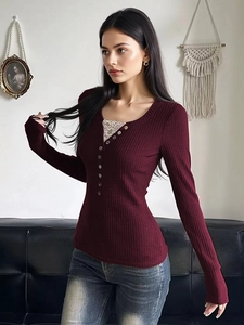 Slim Fit burgunderrotes Rippstrick-Oberteil mit Spitzenbesatz und Henley-Ausschnitt
