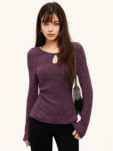 Haut violet ajusté à manches longues avec col en strass et détail de découpe en goutte