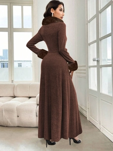 Elegantes dunkelbraunes Strickkleid mit Pelzkragen und weitem A-Linien-Rock für den Winter
