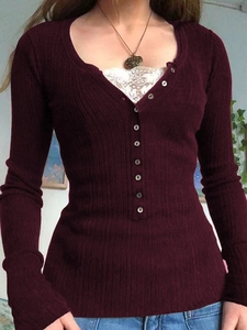 Eng anliegende weinrote Rippstrickjacke mit Spitzenbesatz und Knöpfen für Damen