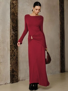 Robe longue rouge vin élégante avec boucle en métal doré et manches longues pour femme