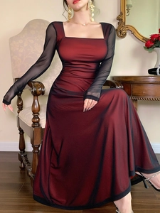 Robe longue moulante élégante à col carré et manches en tulle rouge foncé et noir