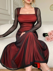 Robe dégradée rouge et noire élégante avec manches en résille et encolure carrée chic