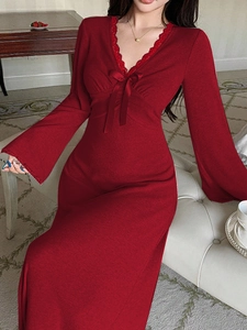 Abito francese rosso vino in pizzo con scollo a V, maniche a campana e fiocco decorativo