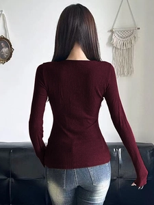 Damen Langarmshirt in Burgunderrot, schmale Passform mit gerippter Textur, Rückansicht