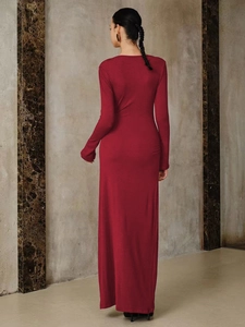 Robe longue moulante bordeaux élégante à manches longues et coupe ajustée