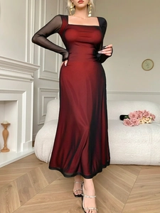 Détail de satin bordeaux sous manches en mesh noir sur une robe élégante à col carré